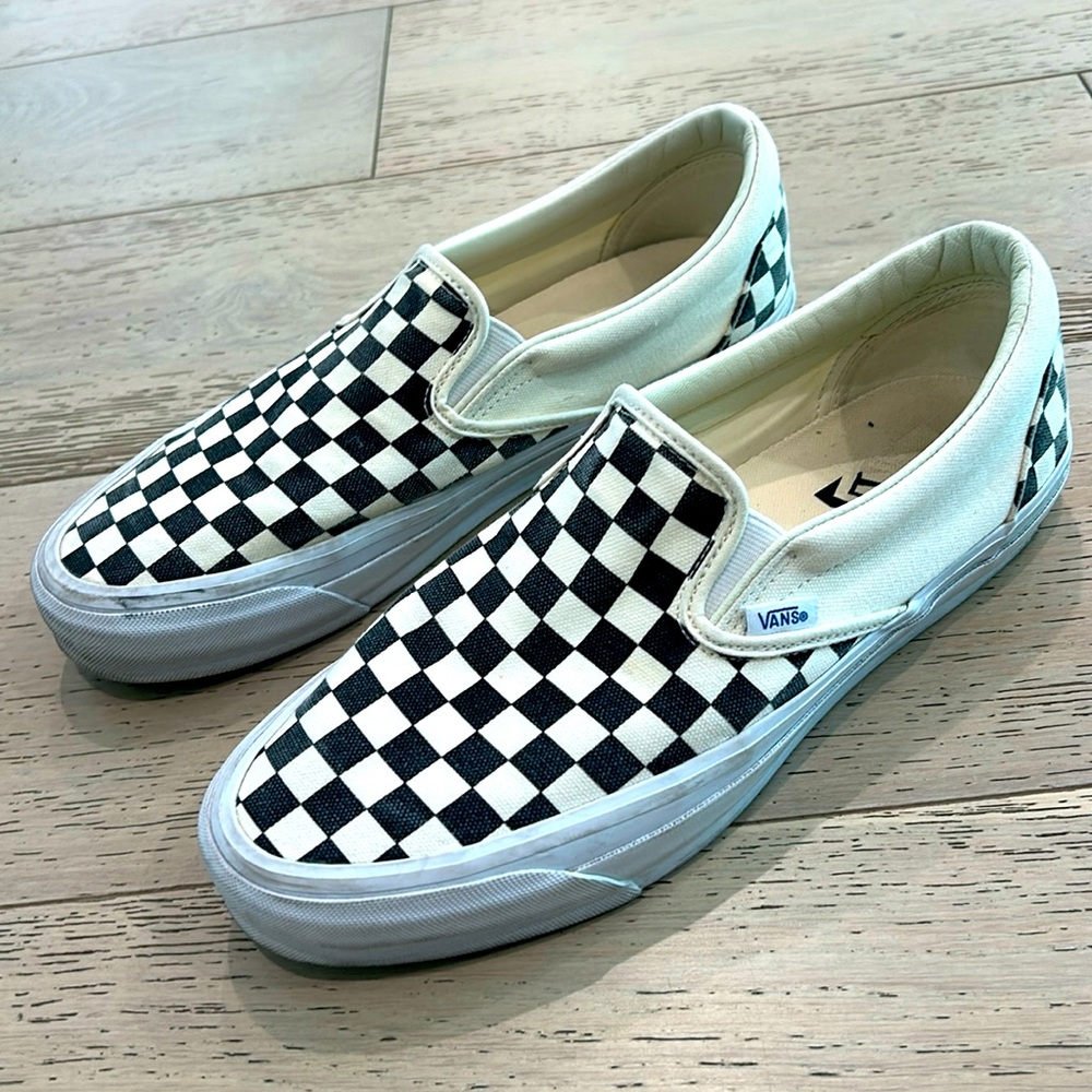 VANS SLIP ON SNEAKERS